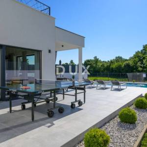 ISTRA, SVETVINČENAT - Moderna vila s bazenom, ljetnom kuhinjom i velikom okućnicom