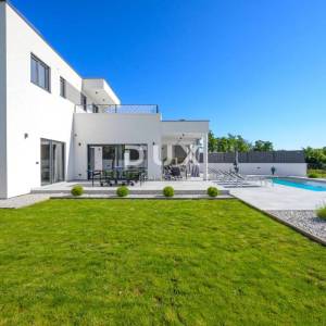 ISTRA, SVETVINČENAT - Moderna vila s bazenom, ljetnom kuhinjom i velikom okućnicom