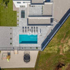 ISTRA, SVETVINČENAT - Moderna vila s bazenom, ljetnom kuhinjom i velikom okućnicom
