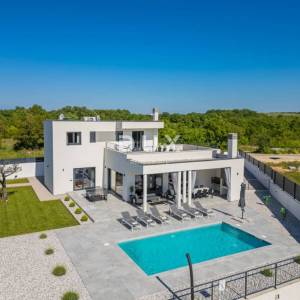 ISTRA, SVETVINČENAT - Moderna vila s bazenom, ljetnom kuhinjom i velikom okućnicom