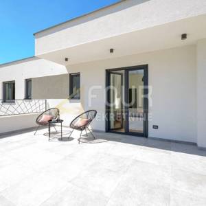 Istra, Svetvinčenat, samostojeća vila s bazenom