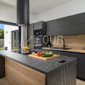 Istra, Svetvinčenat, samostojeća vila s bazenom