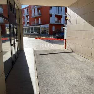 ISTRA, UMAG – Ekskluzivan stan u strogom centru, 100 m od mora, s privatnim parkingom i spremištem