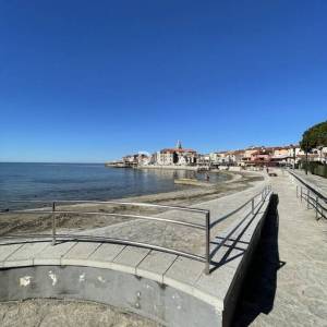 ISTRA, UMAG – Ekskluzivan stan u strogom centru, 100 m od mora, s privatnim parkingom i spremištem