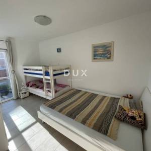 ISTRA, UMAG – Ekskluzivan stan u strogom centru, 100 m od mora, s privatnim parkingom i spremištem
