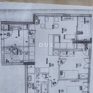 ISTRA, UMAG – Ekskluzivan stan u strogom centru, 100 m od mora, s privatnim parkingom i spremištem