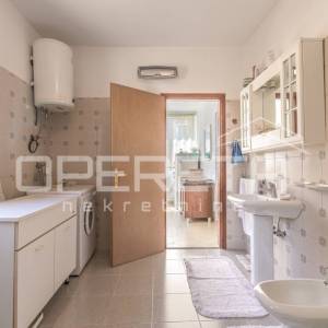 Istra, Višnjan okolica – kamena kuća s velikom okućnicom
