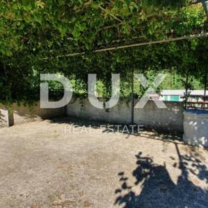 ISTRA, ŽMINJ – Imanje na 9.032 m², tri samostojeće kuće, dva bazena 