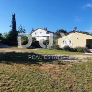 ISTRA, ŽMINJ – Imanje na 9.032 m², tri samostojeće kuće, dva bazena 
