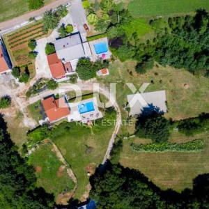 ISTRA, ŽMINJ – Imanje na 9.032 m², tri samostojeće kuće, dva bazena 