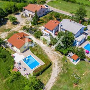 ISTRA, ŽMINJ – Imanje na 9.032 m², tri samostojeće kuće, dva bazena 