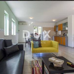 ISTRA, ŽMINJ – Imanje na 9.032 m², tri samostojeće kuće, dva bazena 