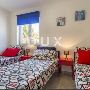 ISTRA, ŽMINJ – Imanje na 9.032 m², tri samostojeće kuće, dva bazena 