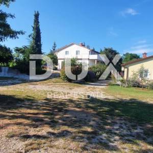 ISTRA, ŽMINJ – Imanje na 9.032 m², tri samostojeće kuće, dva bazena 