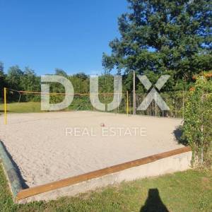 ISTRA, ŽMINJ – Imanje na 9.032 m², tri samostojeće kuće, dva bazena 