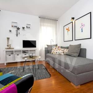 IZNIMNA DVA APARTMANA TIK DO MORA