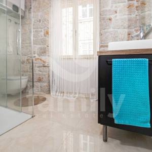IZNIMNA DVA APARTMANA TIK DO MORA