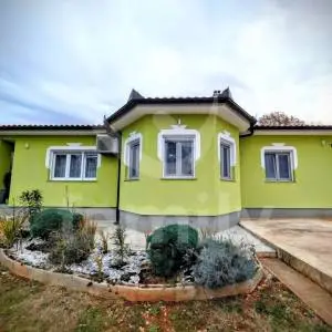 IZNIMNO ATRAKTIVNA I LUKSUZNO UREĐENA KUĆA NA MIRNOJ LOKACIJI