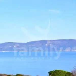IZUZETNO PROSTRANO GRAĐEVINSKO ZEMLJIŠTE SA OTVORENIM POGLEDOM NA MORE