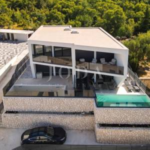 Jadranovo, dvojna kuća s bazenom u roh bau