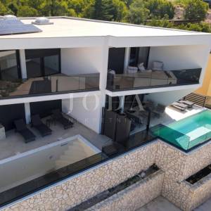 Jadranovo, dvojna kuća s bazenom u roh bau