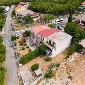 Jadranovo – Kuća dvojnica idealna za dvije obitelji, 600 m od mora