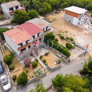 Jadranovo – Kuća dvojnica idealna za dvije obitelji, 600 m od mora