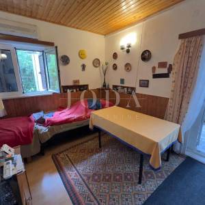 JADRANOVO, kuća na izvrsnoj lokaciji