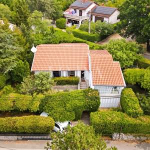 JADRANOVO, kuća na izvrsnoj lokaciji