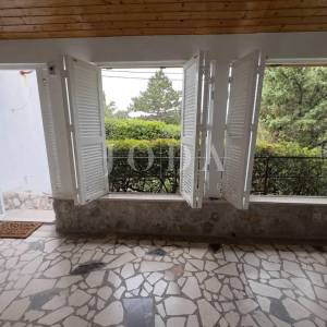 JADRANOVO, kuća na izvrsnoj lokaciji