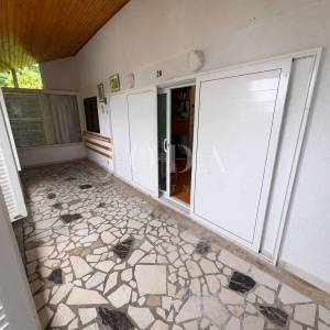 JADRANOVO, kuća na izvrsnoj lokaciji