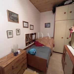 JADRANOVO, kuća na izvrsnoj lokaciji