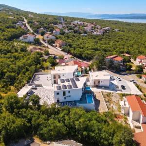 Jadranovo, moderna dvojna kuća s bazenom u roh bau
