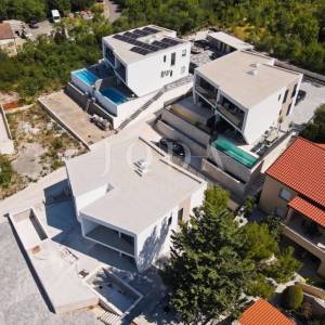 Jadranovo, moderna dvojna kuća s bazenom u roh bau