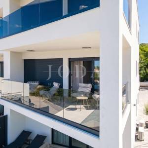 Jadranovo, moderna dvojna kuća s bazenom u roh bau
