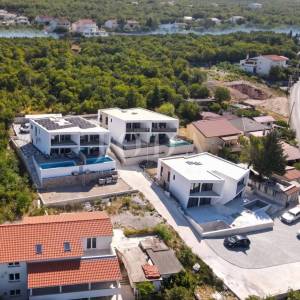 Jadranovo, moderna dvojna kuća s bazenom u roh bau