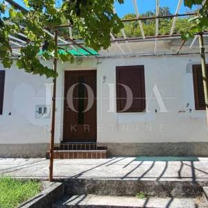 Kamena kuća okružena zelenilom,Labin okolica