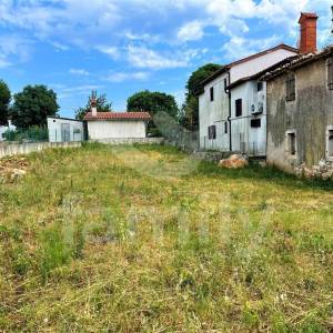 KAMENA KUĆA SA PROSTRANOM GRAĐEVINSKOM OKUĆNICOM