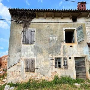 KAMENA KUĆA SA PROSTRANOM GRAĐEVINSKOM OKUĆNICOM