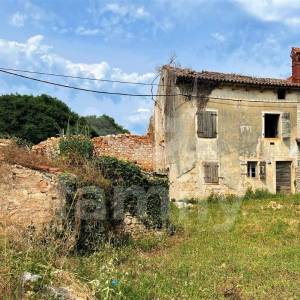 KAMENA KUĆA SA PROSTRANOM GRAĐEVINSKOM OKUĆNICOM