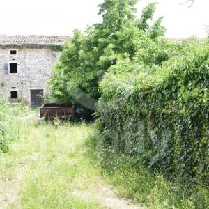 KAMENA KUĆA SA PROSTRANOM OKUĆNICOM
