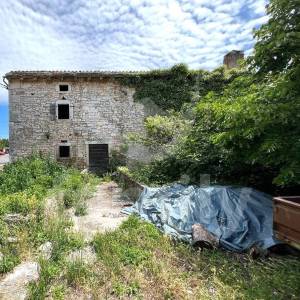 KAMENA KUĆA SA PROSTRANOM OKUĆNICOM