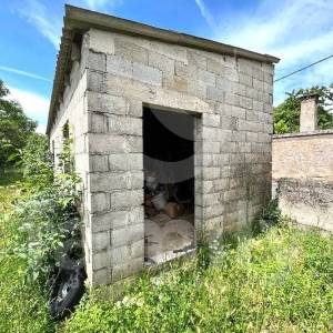 KAMENA KUĆA SA PROSTRANOM OKUĆNICOM