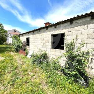 KAMENA KUĆA SA PROSTRANOM OKUĆNICOM