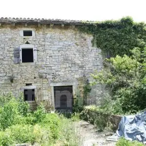 KAMENA KUĆA SA PROSTRANOM OKUĆNICOM
