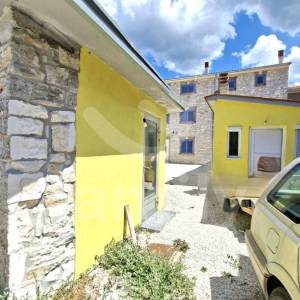 KAMENA KUĆA SA ZASEBNIM APARTMANOM, KONOBOM I BAZENOM