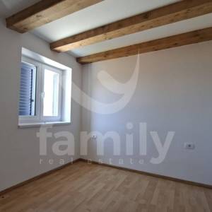 KAMENA KUĆA SA ZASEBNIM APARTMANOM, KONOBOM I BAZENOM