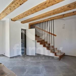 KAMENA KUĆA SA ZASEBNIM APARTMANOM, KONOBOM I BAZENOM
