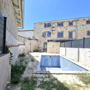 KAMENA KUĆA SA ZASEBNIM APARTMANOM, KONOBOM I BAZENOM