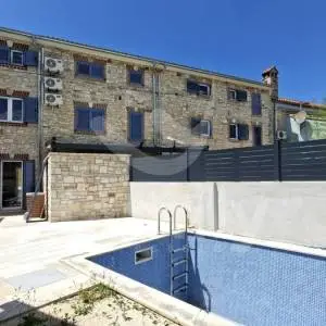 KAMENA KUĆA SA ZASEBNIM APARTMANOM, KONOBOM I BAZENOM